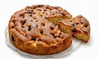 Класична шарлотка із сушеною смородиною