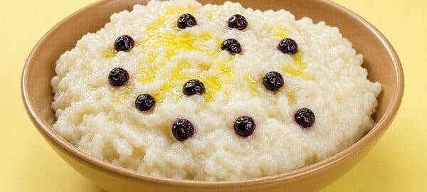 Солодка рисова каша «По-домашньому» на молоці з вершковим маслом і сушеною смородиною